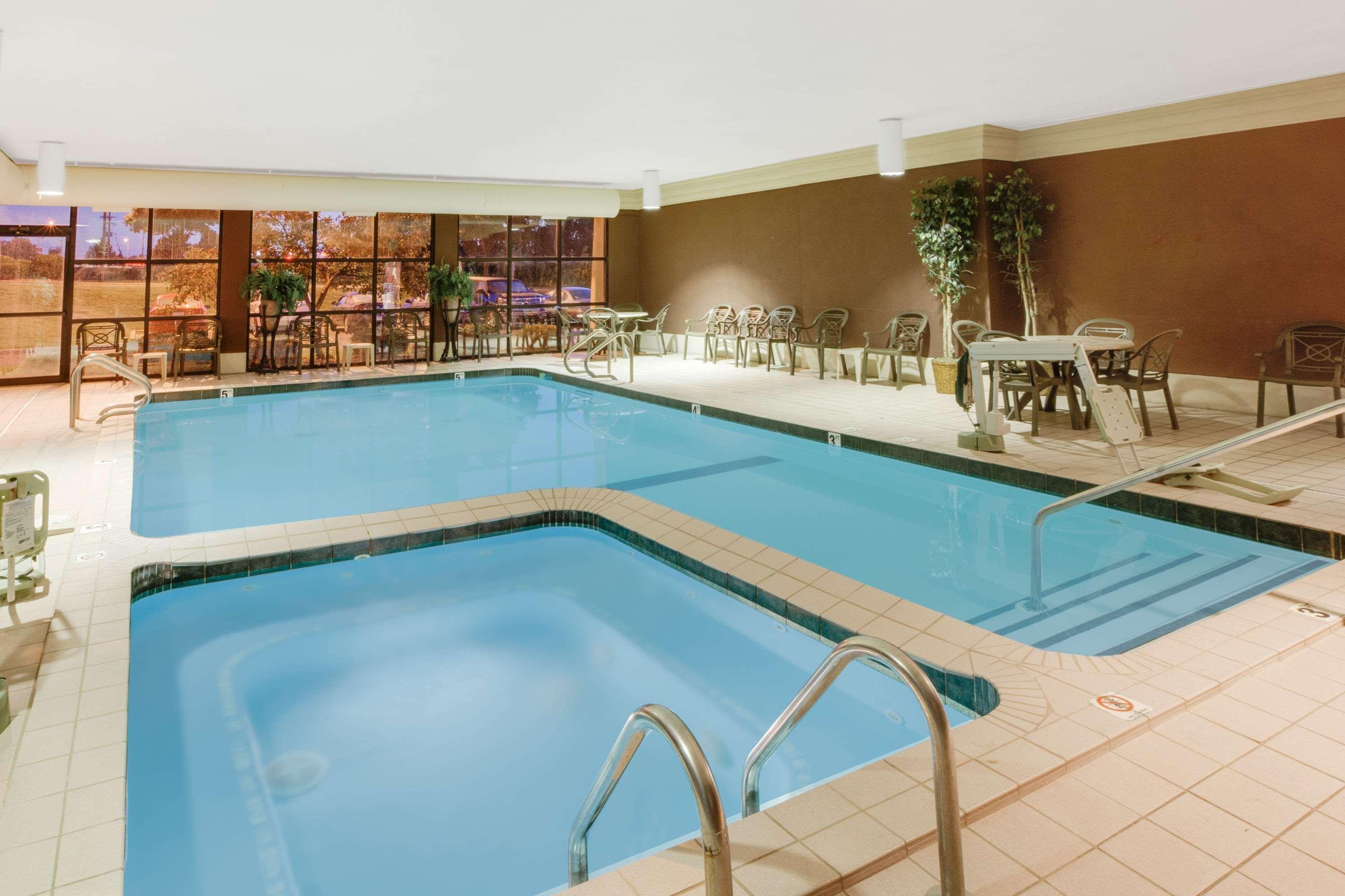 Baymont By Wyndham Traverse City Extérieur photo