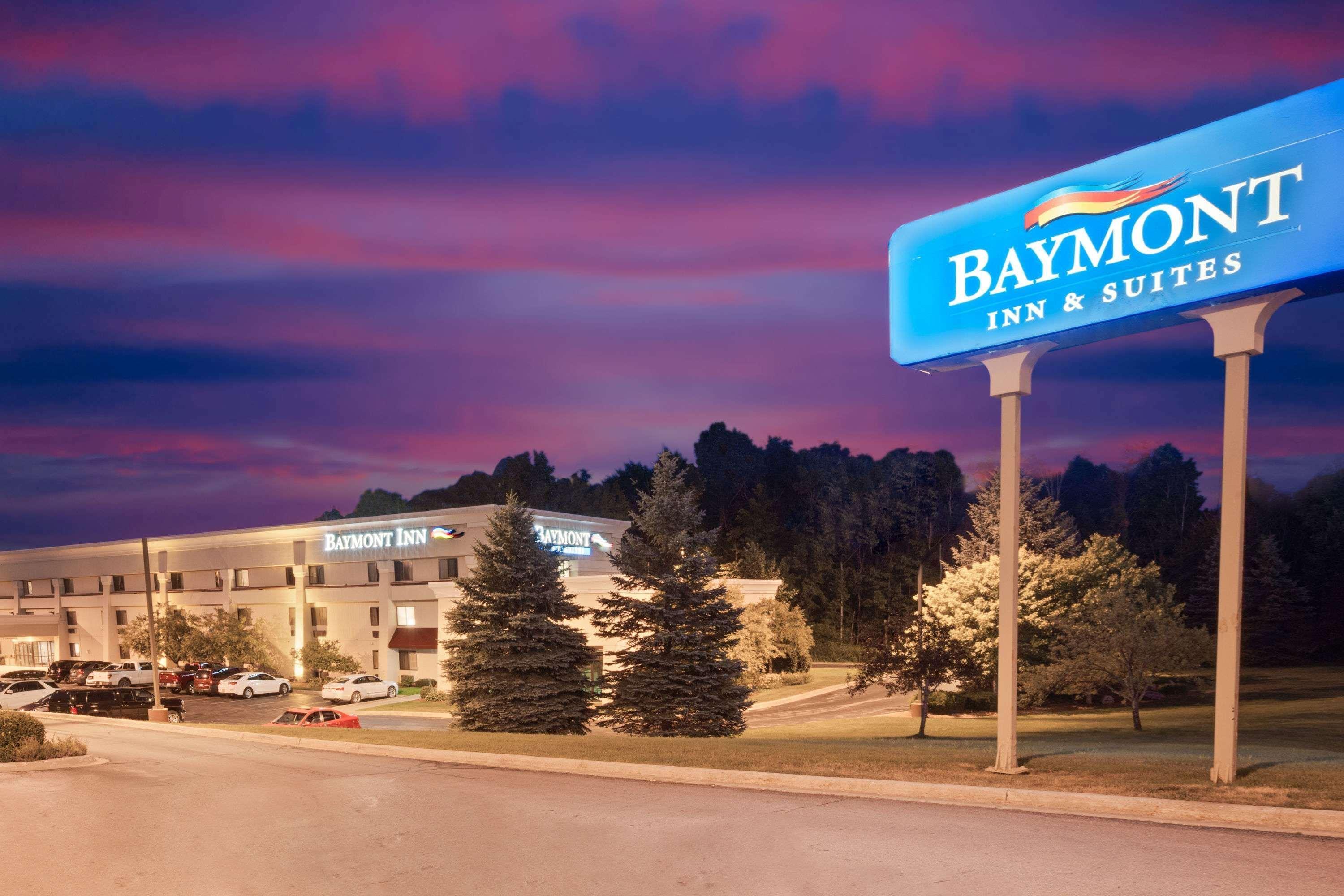Baymont By Wyndham Traverse City Extérieur photo